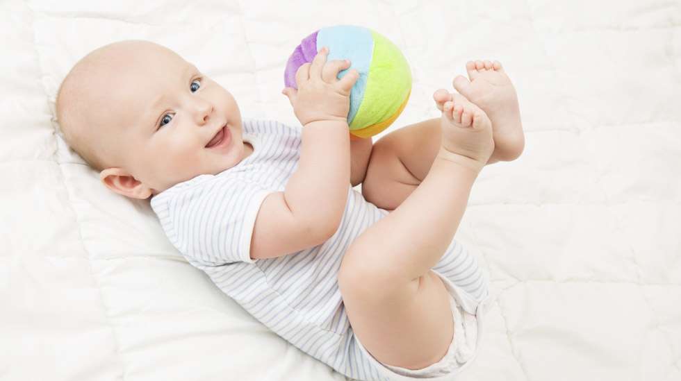 Vauva 4 kk: Näin lapsesi kasvaa ja kehittyy – katso tärkeimmät vaiheet ja  virstanpylväät | Vauva 