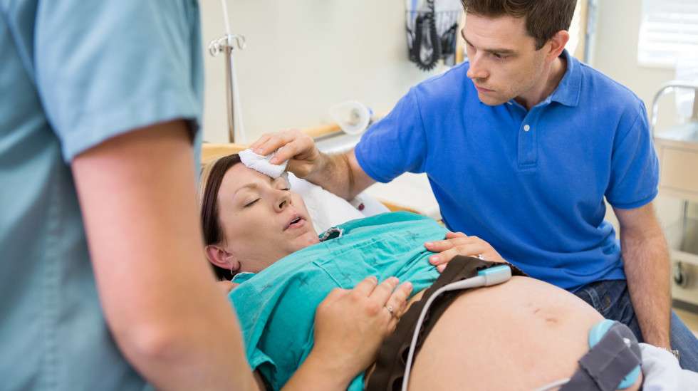 Avautumisvaihe on yleensä synnytyksen pisin ja usein myös kivuliain osa. Kuva: Shutterstock
