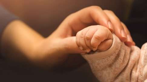 Tarttumisrefleksi on yksi helpoimmin havaittavista pienen vauvan reflekseistä. Kun kämmeneen tai jalkapohjaan koskettaa, vauva yrittää vaistomaisesti tarttua kiinni kosketuksen aiheuttajaan. Kuva: iStock