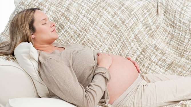 Väsymys vaivaa odottajaa etenkin raskauden alussa ja lopussa. Väsymys johtuu korkeasta keltarauhashormonitasosta ja elimistön lisääntyneestä työmäärästä.