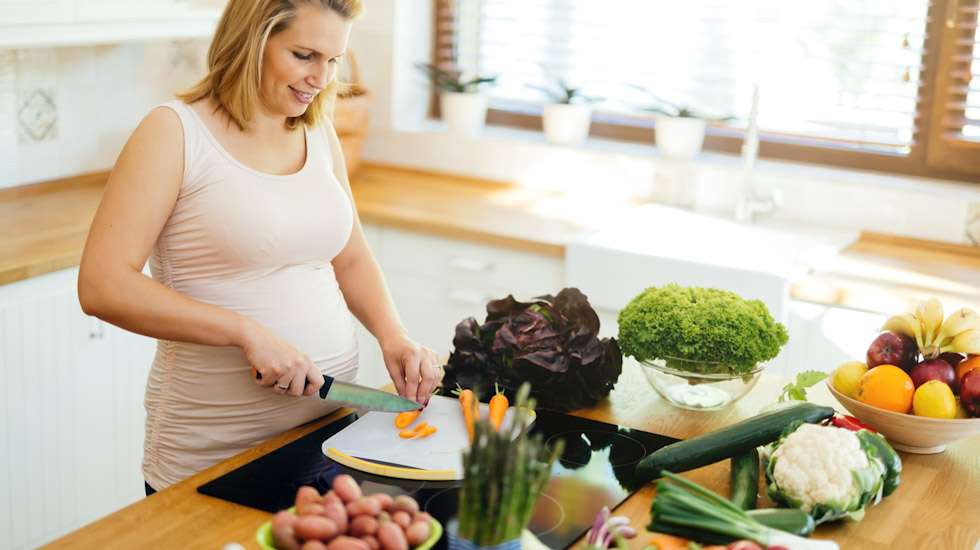 Raskausaikana kannattaa kiinnittää erityisen paljon huomiota ruokavalion monipuolisuuteen – syöhän odottaja kahta varten. Kuva: iStock