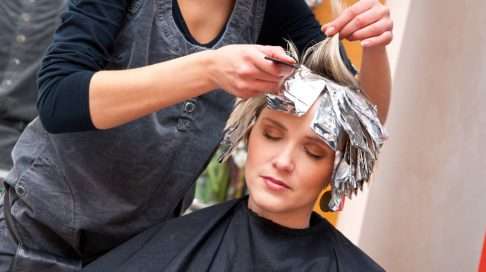 Hiusten raidoittaminen on raskausaikana kokovärjäystä suositeltavampi vaihtoehto. (Kuva: Shutterstock)
