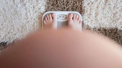 Raskausaikana kiloja kertyy väistämättä. Riittävä painonnousu on tärkeää sikiön kasvun kannalta. Kuva: iStock