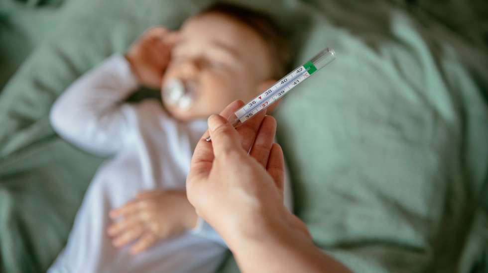 Lepo, juoma ja tulehduskipulääkkeet auttavat lasta toipumaan flunssasta. Kuva: iStock