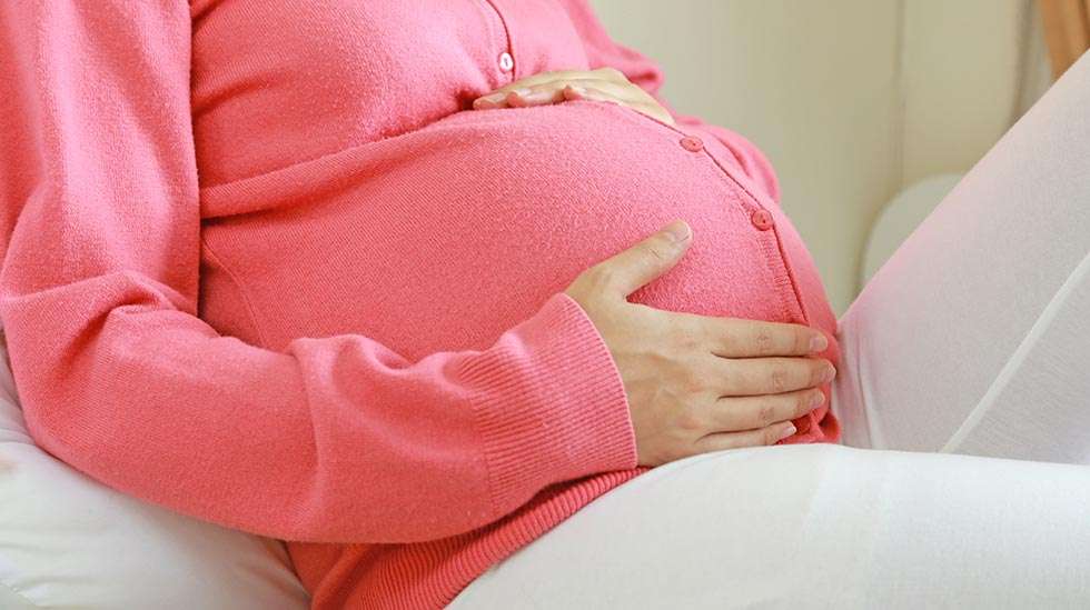 Vaikka keskenmenon ja ennenaikaisen synnytyksen riski on pieni, on kaatuneen äidin silti syytä ottaa yhteyttä sairaalaan. (Kuva: Shutterstock)