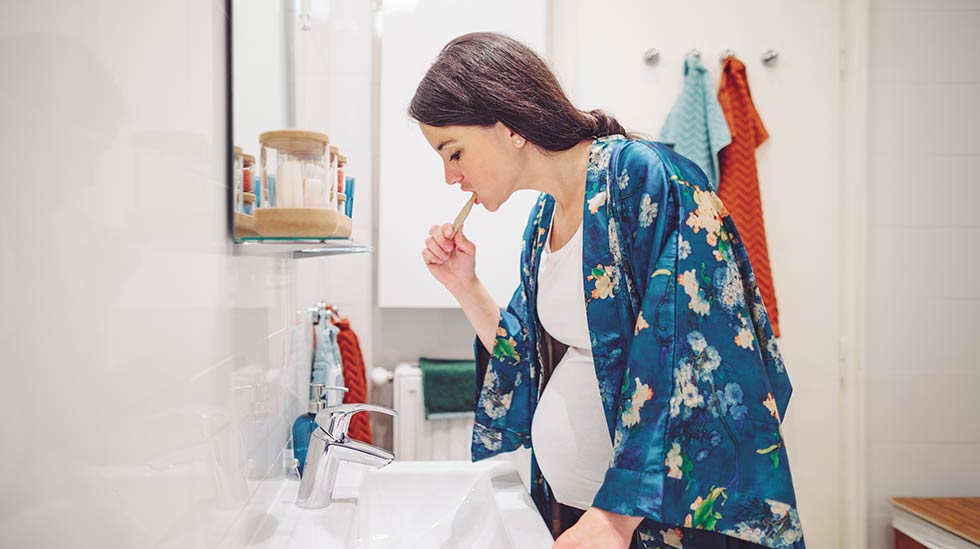 Ientulehdusta hoidetaan huolellisella puhdistuksella kotona ja hammashoitolassa. (Kuva: iStock) 