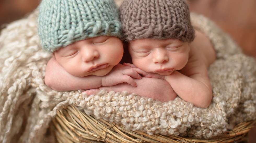 Suomessa syntyy vuosittain 700-800 kaksosparia. Lue artikkelista, miten kaksosten synnytys etenee. 
