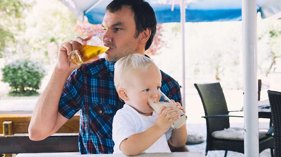 Yhdessä terassille: isille olutta ja lapselle mehua. Kuva: iStock