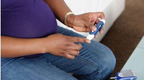 Raskausdiabetesta sairastava odottaja seuraa verensokeriarvojaan kotiin saatavan mittarin avulla. Kuva: iStock