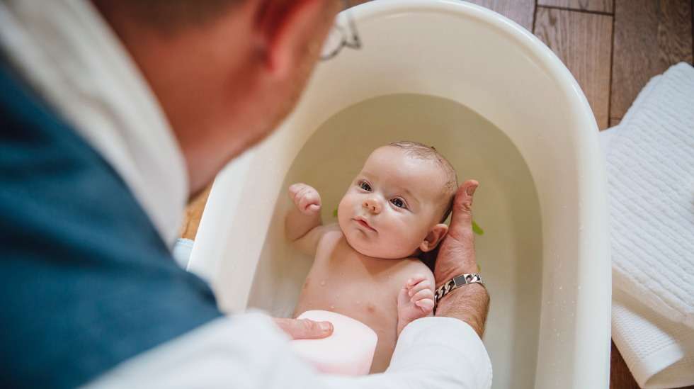 Vauvalle riittää pesuun pelkkä vesi. Kuva: iStock