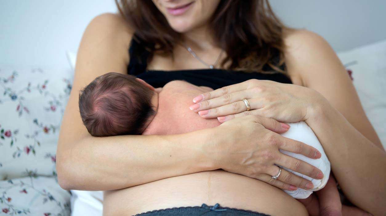 Jos uusi raskaus alkaa nopeasti edellisen jälkeen, on mahdollista jatkaa imetystä raskauden ohessa. Kuva: iStock