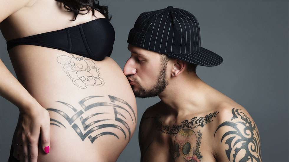 Olemassaolevista tatuoinneista ei ole raskaudelle haittaa, mutta uuden ottamista kannattaa harkita perinpohjin. Kuva: iStock
