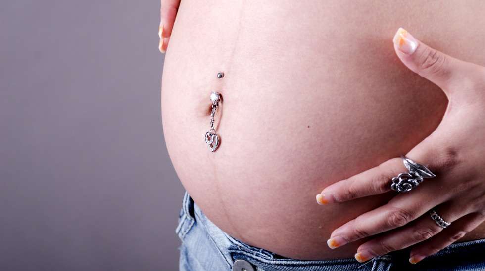 Moni lävistyksiin mieltynyt odottaja pitäisi korut kernaasti paikoillaan koko raskausajan. Kuva: iStock