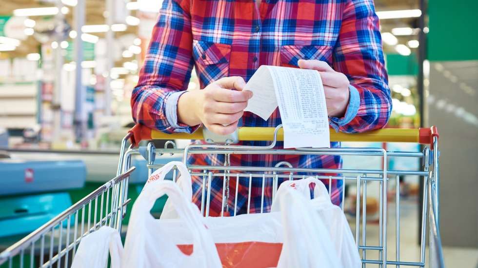 Kotona oleva lapsi merkitsee suurempaa loppusummaa ruokakuitissa – samanaikaisesti tulot pienenevät lomautuksen myötä. Kuva: iStock