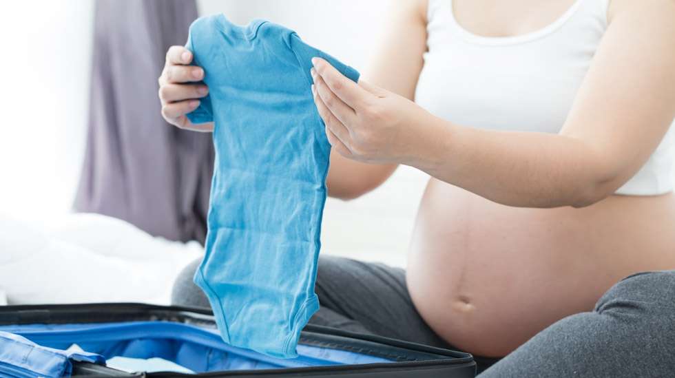 Ottaako mukaan tämä body vai se toinen? Monet vanhemmat harkitsevat tarkkaan, millaisissa vaatteissa vauva kotiutuu sairaalasta. Kuva: iStock