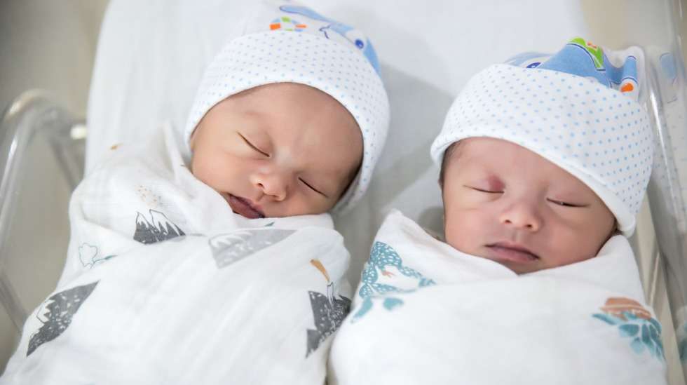 Mika on nyt sijaissynnytyksellä syntyneiden kaksospoikien yksinhuoltaja ja viettää tämän vuoden isyysvapaalla vauva-arkeen totutellen. Kuva: iStock