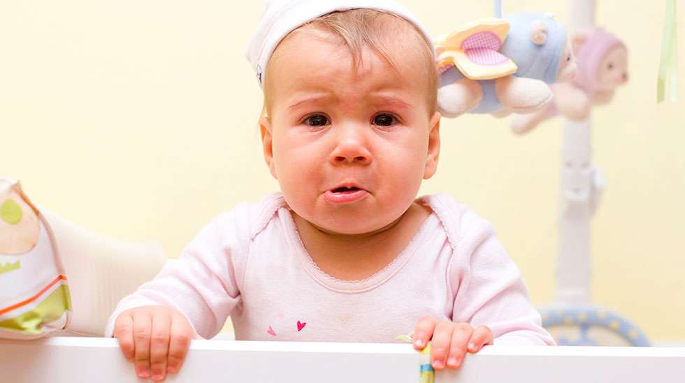 Vierastaminen ilmenee pienellä lapsella vakavoitumisena tai kehon jännittymisenä. (Kuva: Shutterstock)