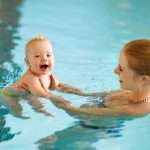 mother-and-baby-swim-in-pool-picture-id657754572