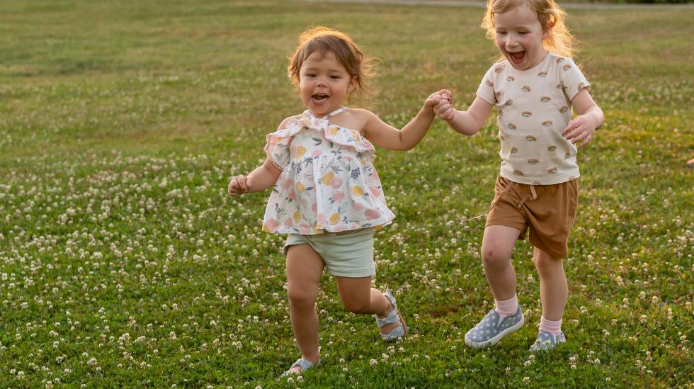 Vajaa kolmevuotias on ketterä ja päättäväinen pakkaus. Kuva: iStock