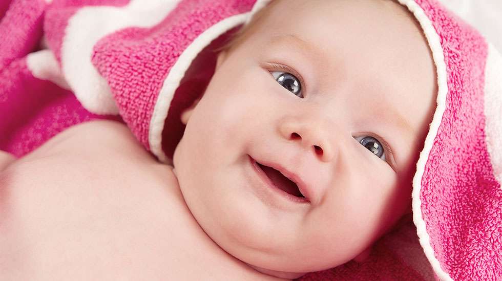 Jos vauva ei väläytä hymyä oppikirjamaisesti kuukauden parin ikäisenä, ei ole vielä syytä huoleen. Vauvat kehittyvät omaan tahtiinsa, ja ensimmäinen oikea hymy saattaa joillain vauvoilla tulla vasta kolmen kuukauden korvilla. (Kuva: Shutterstock)