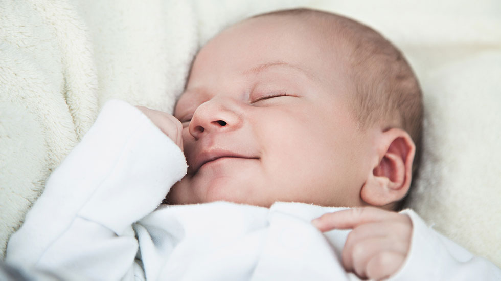 Jos vauva ei väläytä hymyä oppikirjamaisesti kuukauden parin ikäisenä, ei ole vielä syytä huoleen. Vauvat kehittyvät omaan tahtiinsa, ja ensimmäinen oikea hymy saattaa joillain vauvoilla tulla vasta kolmen kuukauden korvilla. (Kuva: IStock)