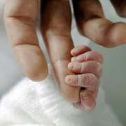 Vauvan käsi (iStockphoto)