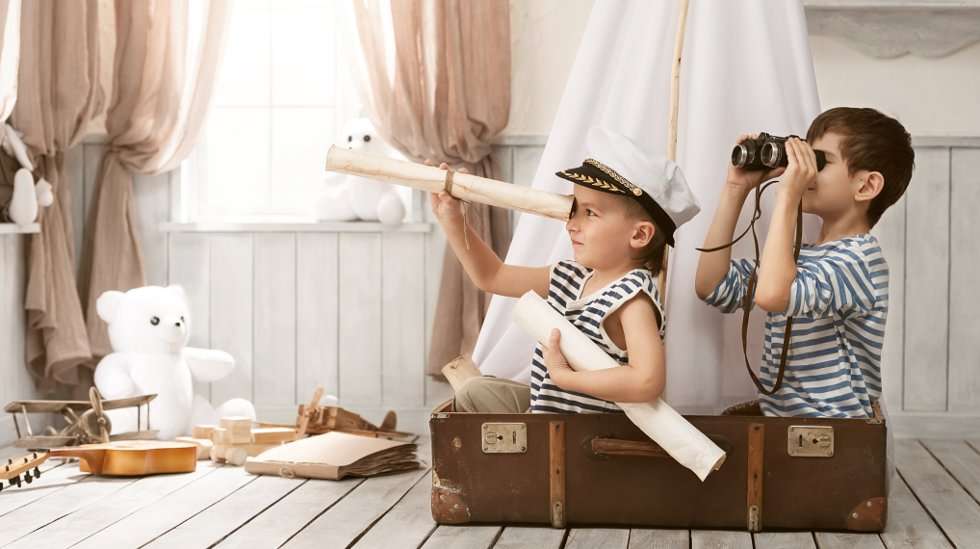 Jousimieslapset rakastavat seikkailuita ja tuntemattoman tutkimista – tapahtuipa se sitten leikeissä, kirjoissa tai oikeassa maailmassa. (Kuva: Shutterstock)