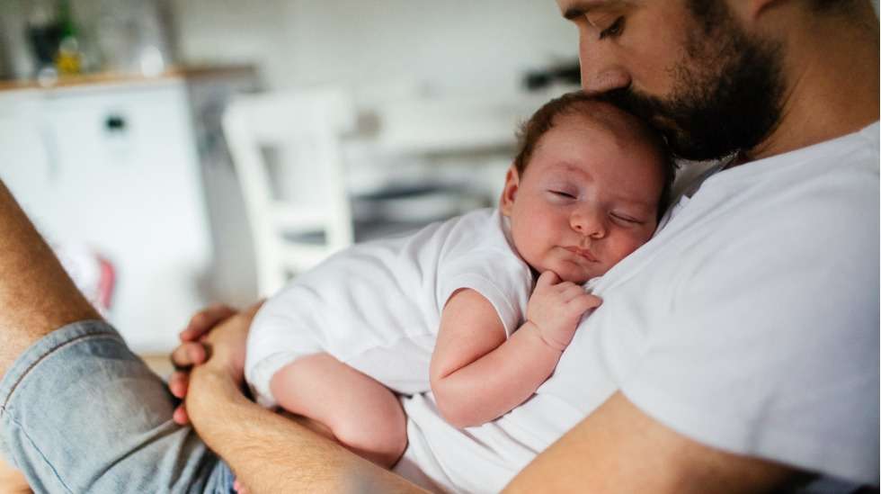 Kortisoli valmistaa isää tulevaan ja laittaa isän toimimaan tulevan lapsen eteen jo paljon ennen lapsen syntymää. Kuva: iStock