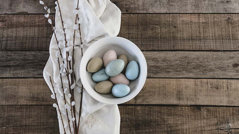 Pääsiäisen koekeittiössä kannattaa testailla rohkeasti, millaisia värejä pääsiäismuniin onkaan mahdollista taikoa käyttämällä omista kaapeista löytyviä aineksia. (Kuva: Debby Hudson/Unsplash)