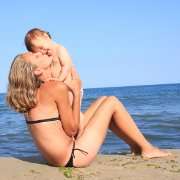 Äiti ja lapsi rannalla