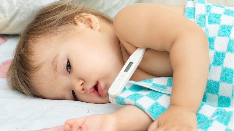 Pienen lapsen kuumetta ja kipua voi hoitaa eri lääkeaineilla. Tärkeintä on oikea annostus. Kuva: iStock