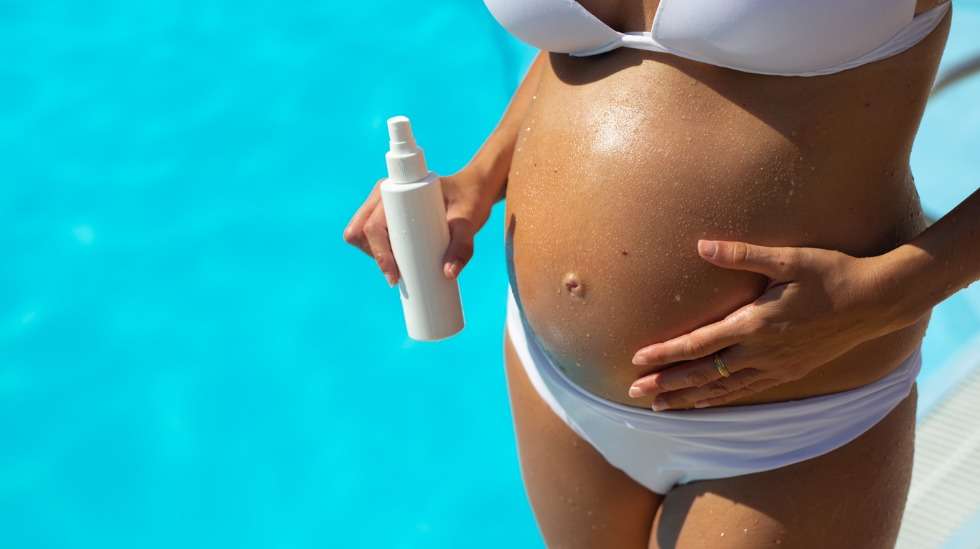 Raskauden aikana auringolta tulisi suojautua vaatteilla tai fysikaalisella aurinkorasvalla. Kuva: iStock
