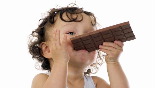 Kofeiinipitoinen suklaa maistuu monelle lapselle.