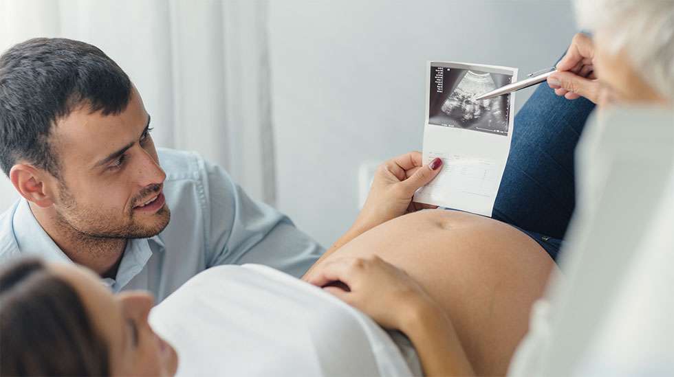 Isän 18. raskausviikko: Sikiö vilkuttaa kameralle