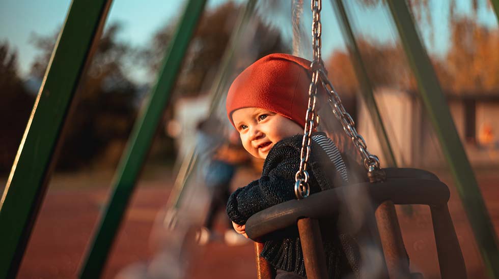 Vieras lapsi saattaa itsensä tai toisen vaaralliseen tilanteeseen leikkipuistossa – puuttuisitko tilanteeseen? (Kuva: Jan Kopřiva/Unsplash)