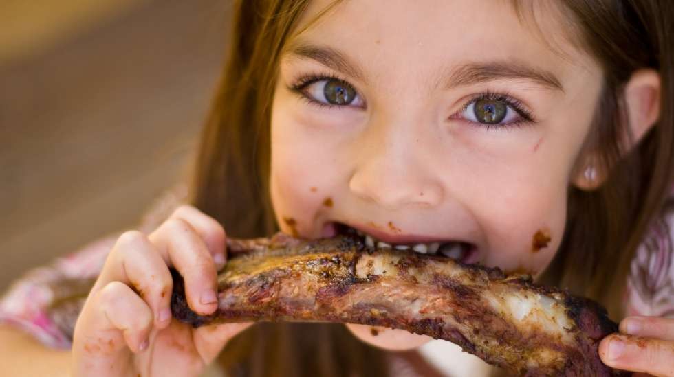 Onko eettisesti oikein tarjota lapselle lihaa syötäväksi? Kuva: iStock