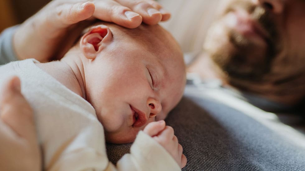 ”Naisten tulisi enemmän luottaa siihen, että isäkin osaa. Vain siten syntyy side isän ja lapsen välillä”, Kimmo muistuttaa. (Kuvituskuva: iStock)