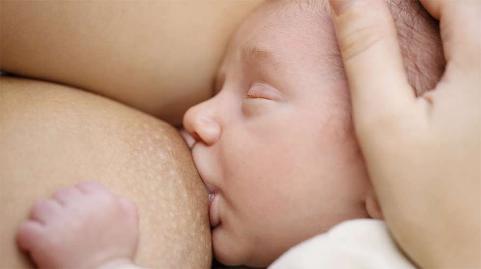 Nännin näppyjä tarvitaan erittämään hajua, joka auttaa vauvaa hoksaamaan rinnan perkityksen. Kuva: iStock