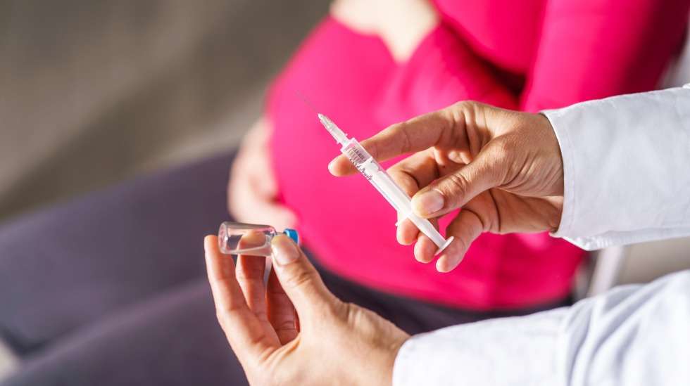 Koronarokotteen voi THL:n suosituksen mukaan ottaa missä tahansa raskauden vaiheessa, olipa kyse ensimmäisestä tai toisesta rokotteesta. Kuva: iStock