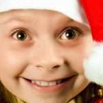 tytto_odottaa_lahjoja_innoissaan_668-3-1