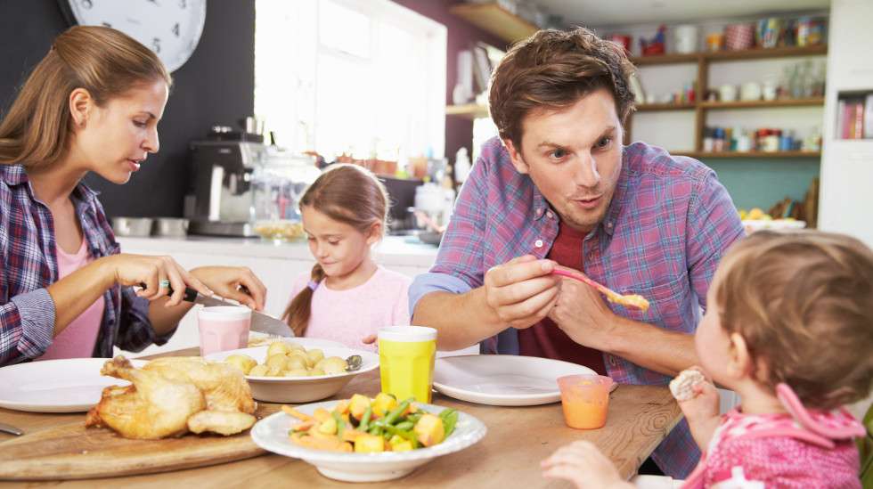 Kiintymyssuhteen kannalta on tärkeää, että perhe viettää aikaa yhdessä. (Kuva: Shutterstock)