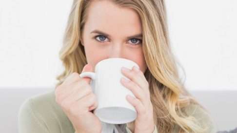 Tutkija kehottaa seuraamaan kofeiinin määrää vastasyntynyttä imettäessä.