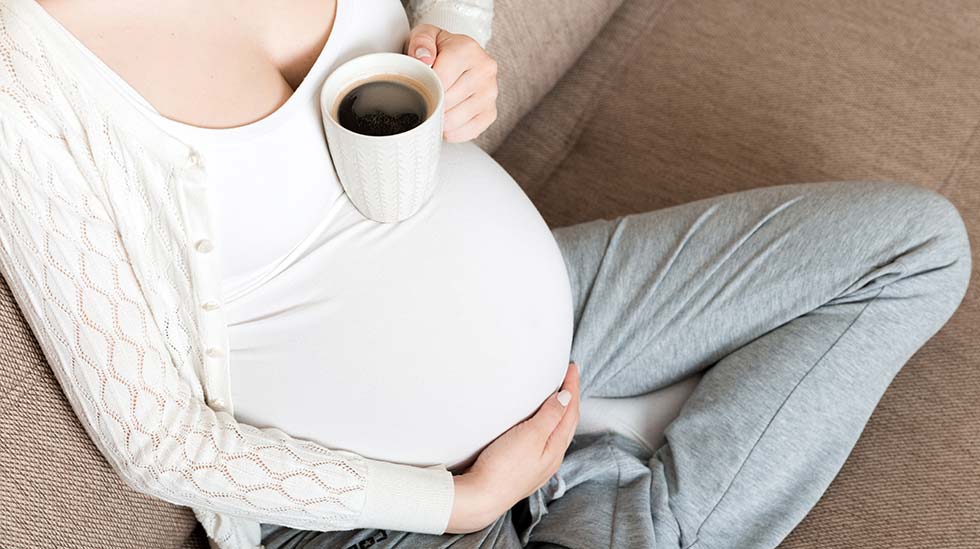 Odottajan onnea on voida käyttää mahaa pöytänä! (Kuva: iStock)