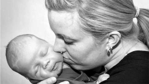 Kolmen lapsen äiti, Henna Rosenbom on synnyttänyt kaksi syöksyjää. Kuvassa Frans-vauva, joka syntyi syöksymällä. (Kuva: Henna Rosenbomin albumi)