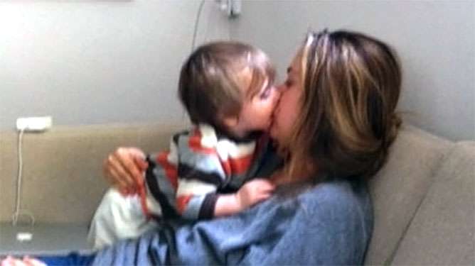 Alicia Silverstone syöttää Bear-poikaansa lintutyylillä. (Kuva: YouTube)