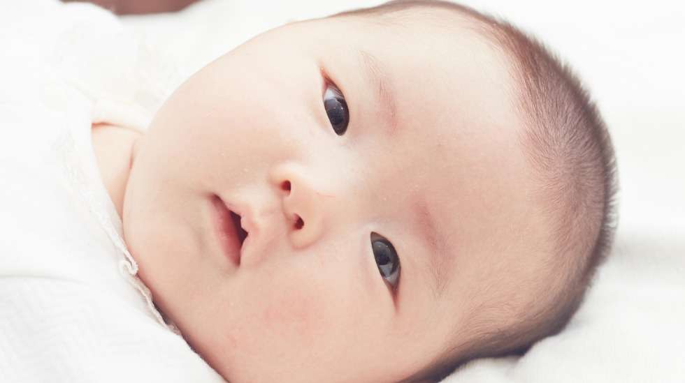 Aasialaisten silmien muotoa ei pidetä yhtä arvostettuna kuin länsimaalaisten, ja niinpä kauneusleikkauksiin viedään jopa pieniä vauvoja. Kuva: iStock