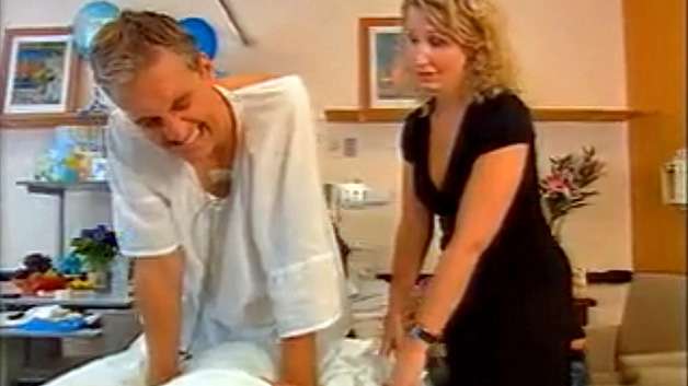 Tv-juontaja Andrew Rochfordille tuotettiin sairaalassa keinotekoisia supistuksia, jotta hän saisi tietää, miltä synnyttäminen tuntuu. (Kuva: YouTube)