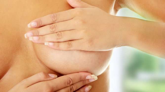 Lääkärit kehottavat myös nuoria naisia tutkimaan rinnat.