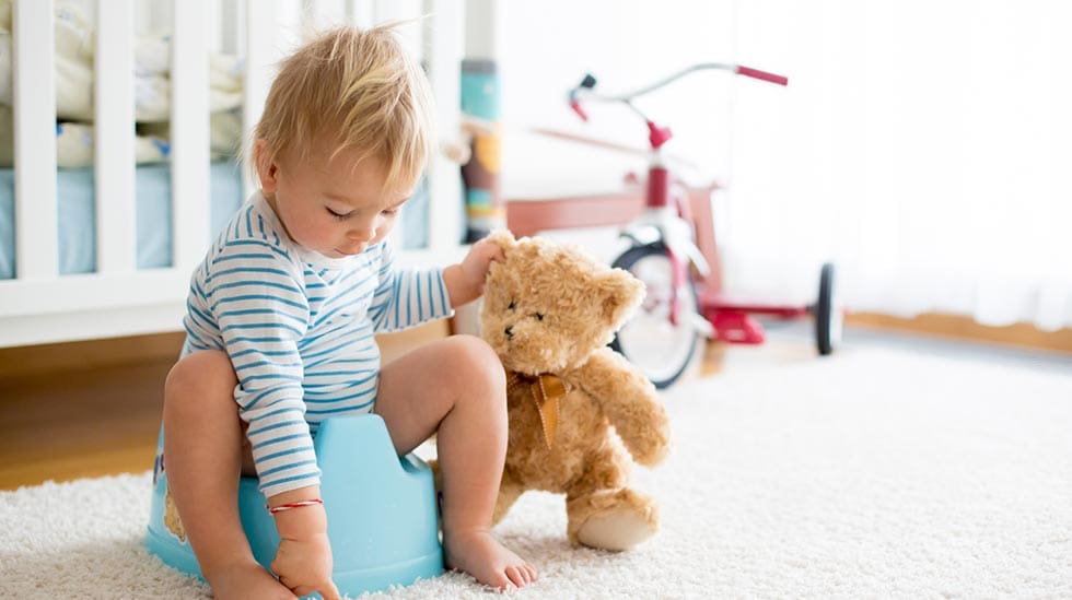 ”Juhlistakaa pottatanssilla lapsen onnistunutta potalla käyntiä joka kerta – myös silloin, kun vain pieni liru osuu pottaan”, menetelmän kehittäjä Julie Fellom neuvoo. (Kuva: iStock)