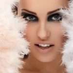 nainen_piileskelee_hoyhenissa_668-3